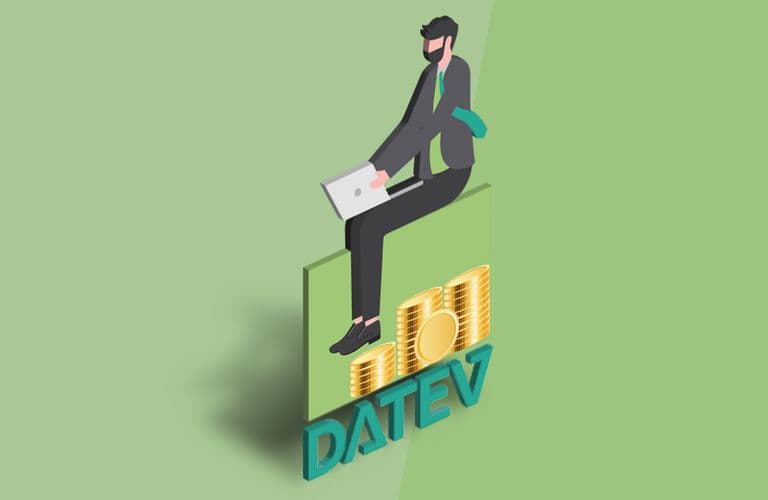 Illustration einer Person im Anzug, die auf einem großen grünen Block mit der Aufschrift „DATEV“ sitzt und einen Laptop in der Hand hält, darunter Goldmünzen.