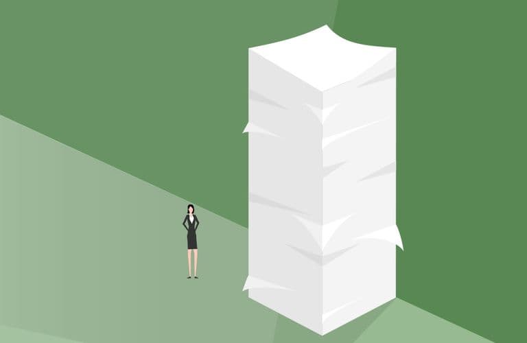 Illustration einer kleinen Person, die neben einem riesigen Stapel großer weißer Papiere auf grünem Hintergrund steht.