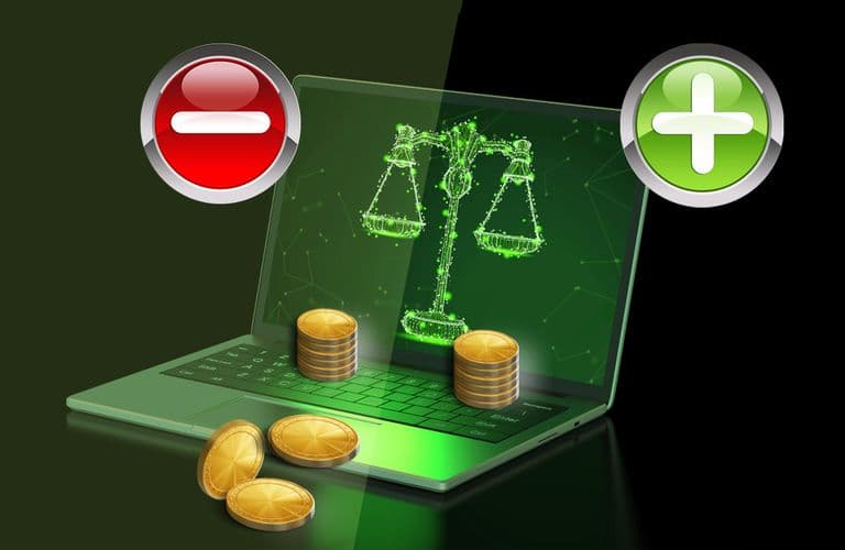 Laptop mit digitaler Waage auf dem Bildschirm, Münzen auf der Tastatur gestapelt. Rote Minus- und grüne Plus-Symbole schweben auf beiden Seiten.