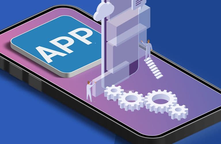Illustration eines Smartphones mit einem großen „APP“-Symbol und kleinen Figuren, die an Zahnrädern und einer Leiter arbeiten, als Symbol für die App-Entwicklung.