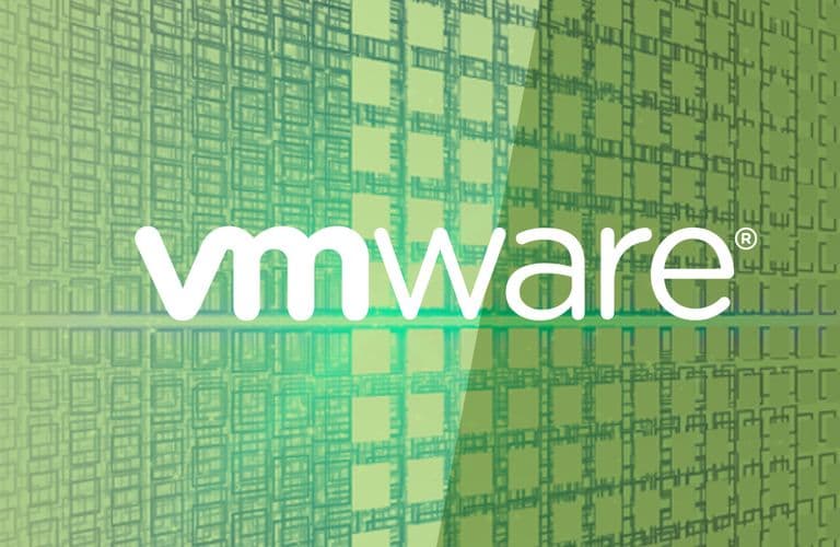 VMware-Logo auf einem grünen, abstrakten digitalen Hintergrund mit Gittermuster.