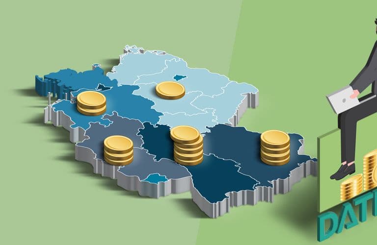 Eine 3D-Karte von Deutschland mit Münzstapeln auf Regionen und einer Person, die auf einem „DATEV“-Schild sitzt, das finanzielles Wachstum symbolisiert.