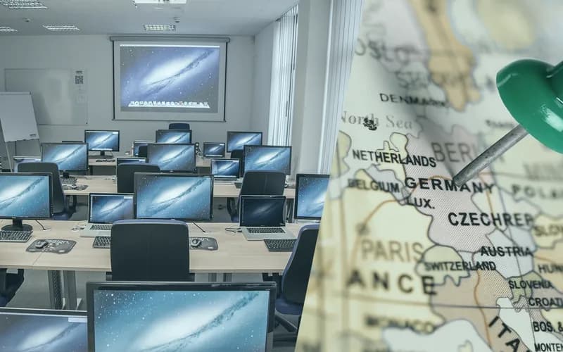 Ein Schulungsraum von INCAS Training mit mehreren Monitoren zeigt ein Bild der Galaxie. Eine Karte mit einer grünen Stecknadel markiert einen Ort in Deutschland..