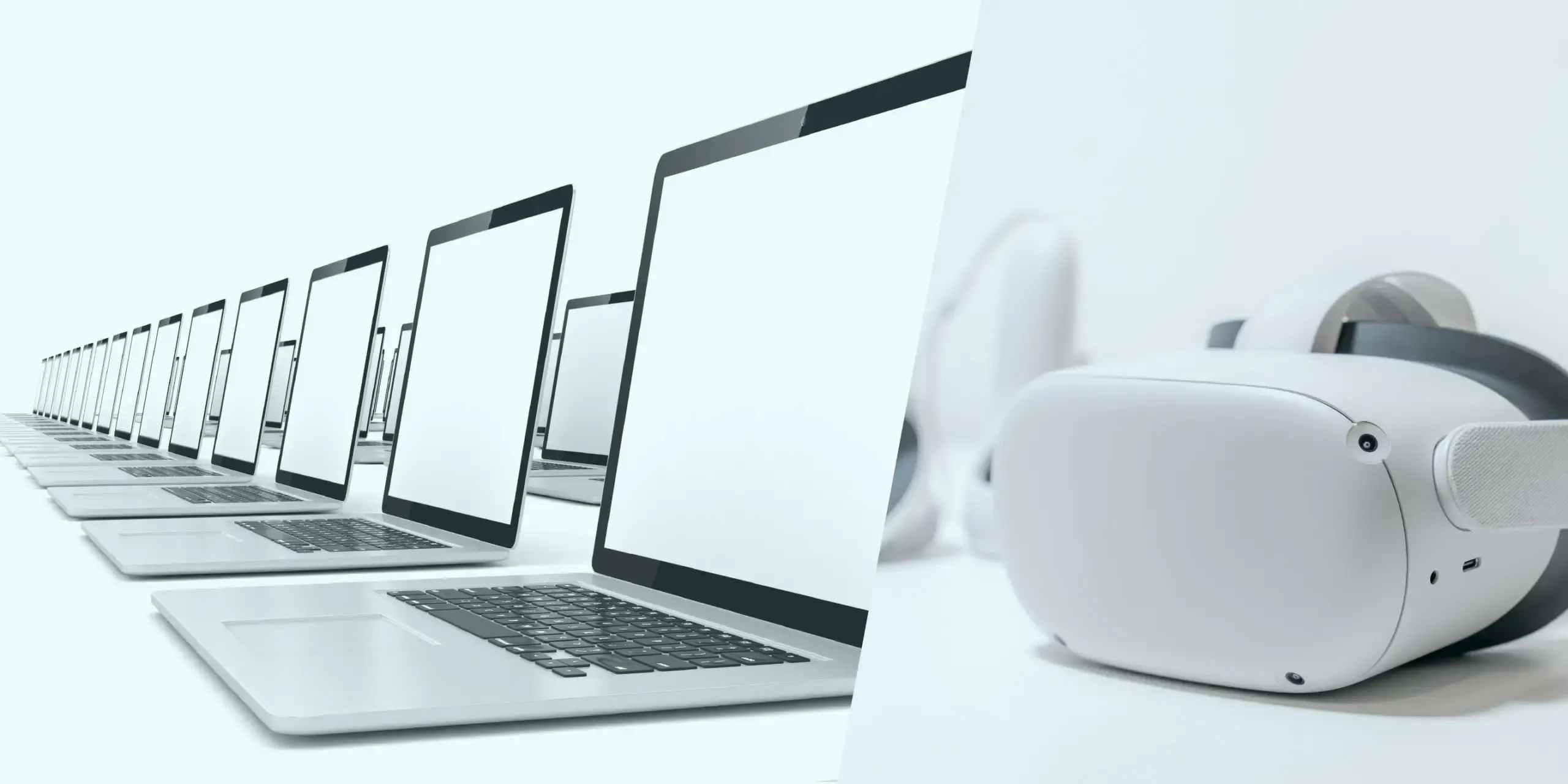 Eine Reihe offener Laptops mit leeren Bildschirmen auf der linken Seite und ein weißes Virtual-Reality-Headset auf der rechten Seite vor einem hellen Hintergrund.