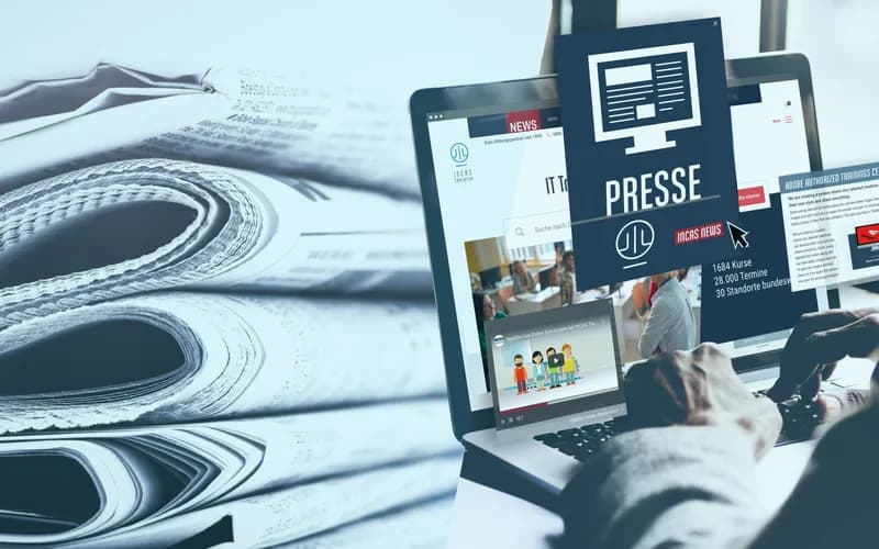Laptop mit Nachrichten-Websites, umgeben von digitalen Nachrichtensymbolen und gestapelten Zeitungen, die den modernen Journalismus und die Medien symbolisieren.