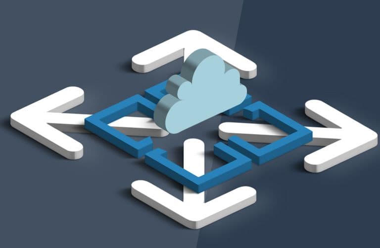 Skalierung von Azure-Web-Anwendungen Wolkensymbol, umgeben von vier weißen Pfeilen, die nach außen auf einen dunklen Hintergrund zeigen, als Symbol für Cloud Computing oder Datenverteilung.