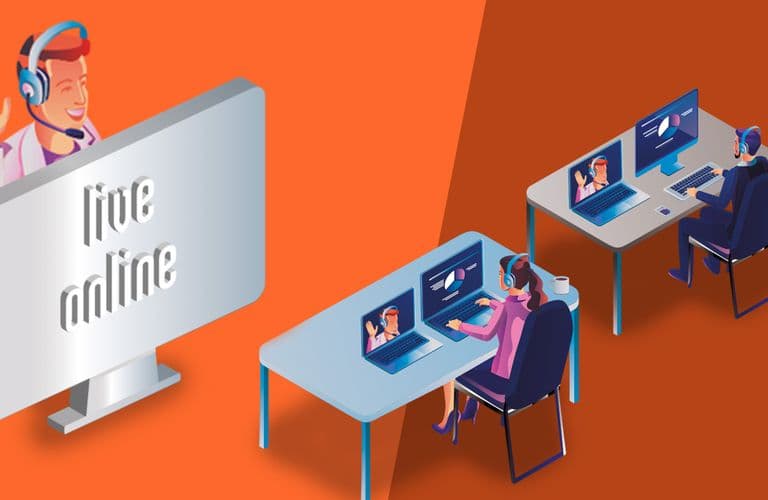 Blogartikel über Online Schulungen Illustration von zwei Personen an Schreibtischen mit Laptops und Headsets, die an einer Live-Online-Sitzung mit einem Moderator auf einem großen Bildschirm teilnehmen.