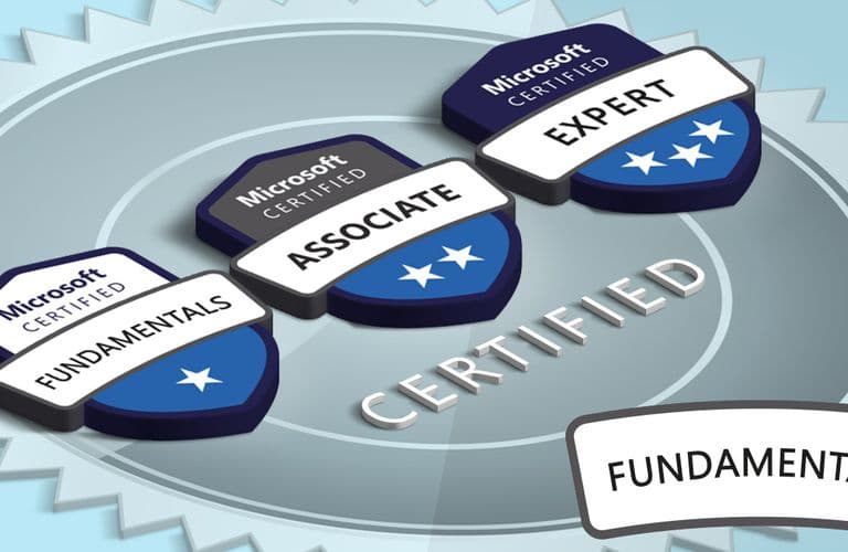 MS 900: Microsoft 365 Certified: Fundamentals Drei Microsoft-zertifizierte Abzeichen mit den Bezeichnungen „Fundamentals“, „Associate“ und „Expert“ sowie Sternen auf grauem und blauem Hintergrund.
