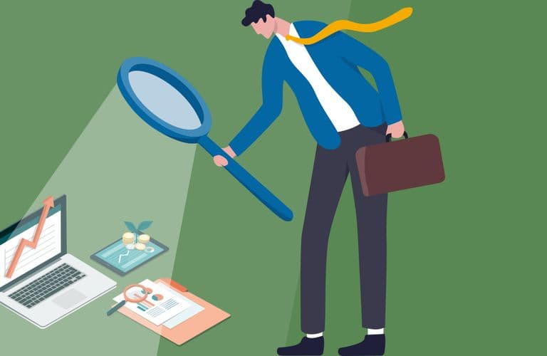DATEV Kostenrechnung Illustration einer Person mit einer Lupe, die einen Laptop, ein Klemmbrett und einen Pflanzenspross untersucht, als Symbol für Analyse und Wachstum.